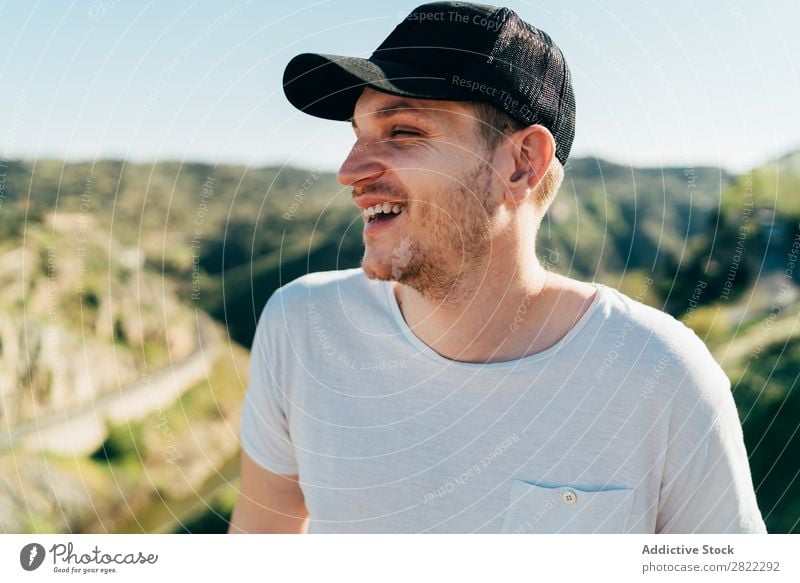 Fröhlicher Mann in den Bergen Berge u. Gebirge heiter Mütze Glück Jugendliche Abenteuer Natur Gesundheit Ferien & Urlaub & Reisen Mensch Lifestyle Porträt