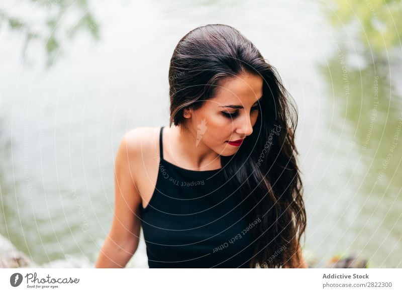 Brünette Frau, die sich auf den Handlauf am Fluss lehnt. hübsch Jugendliche schön brünett attraktiv Mensch Beautyfotografie Erwachsene Stil niedlich Lifestyle