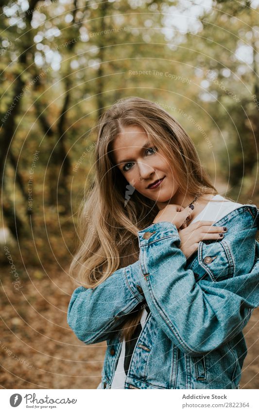 Stilvolles Modell in herbstlichem Holz Frau Wald Herbst träumen genießen trendy romantisch feminin Abenteuer Saison Natur Menschliches Gesicht Landschaft