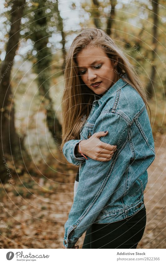 Stilvolles Modell in herbstlichem Holz Frau Wald Herbst träumen genießen trendy romantisch feminin Abenteuer Saison Natur Menschliches Gesicht Landschaft