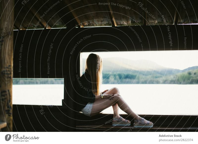 Frau unter der Brücke Fluss Jugendliche Mensch Sommer Wasser Natur Aussicht schön Szene Freizeit & Hobby Anlegestelle Einsamkeit Landschaft Strukturen & Formen