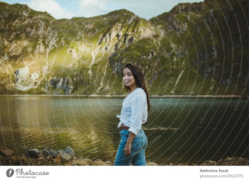 Hübsche Frau im Bergsee See Berge u. Gebirge Lächeln stehen Behaarung ausrichten Hügel Halde Wasser Jugendliche Sommer Ferien & Urlaub & Reisen Lifestyle Mensch