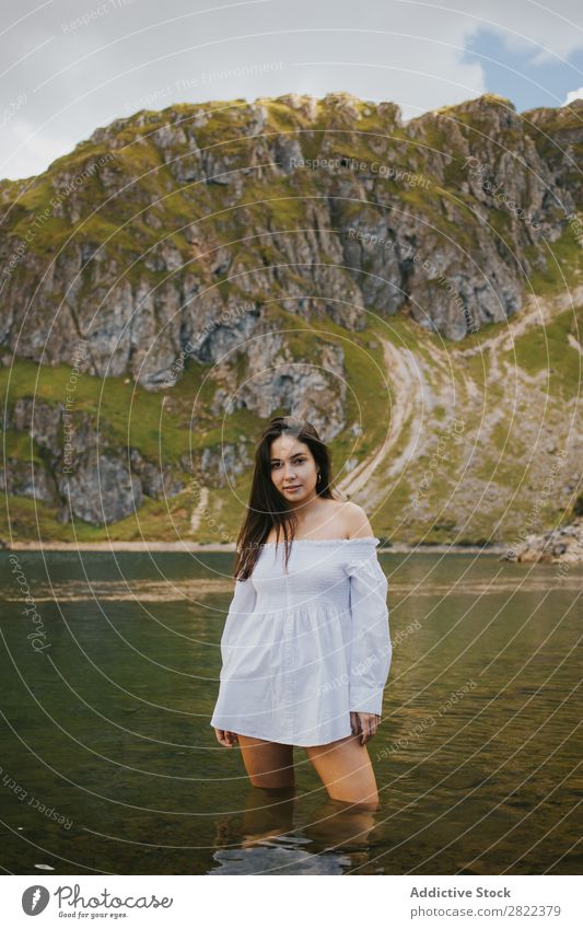 Hübsche Frau im Bergsee See Berge u. Gebirge stehen Behaarung ausrichten Hügel Halde Wasser Jugendliche Sommer Ferien & Urlaub & Reisen Lifestyle Mensch Park