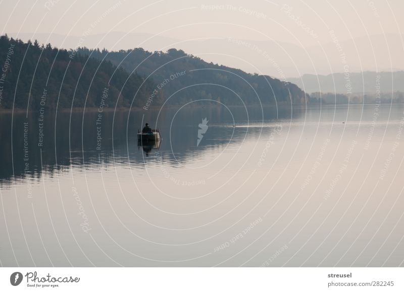 Herbststille Mensch Erwachsene 1 Umwelt Natur Landschaft Wasser Nebel See Fischerboot Erholung sitzen warten natürlich Zufriedenheit Gelassenheit geduldig ruhig