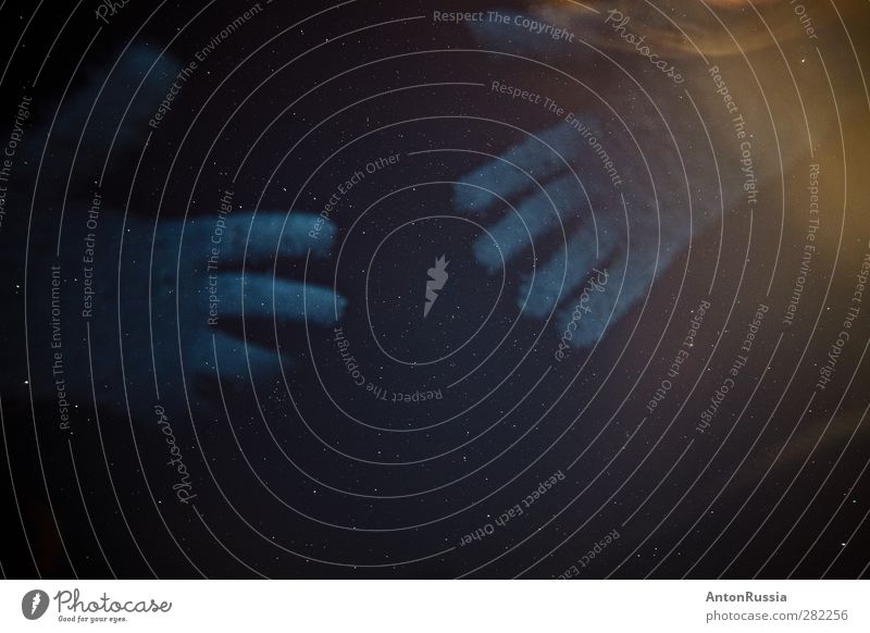 Sterne in den Händen Mensch maskulin Mann Erwachsene Hand 1 18-30 Jahre Jugendliche Umwelt Natur Landschaft Himmel Handschuhe frei Farbfoto Außenaufnahme