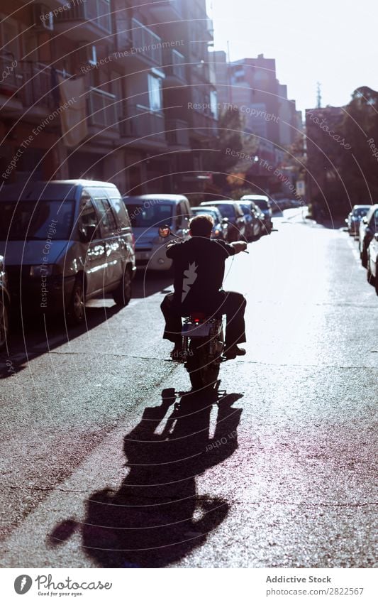 Biker fahren auf der Straße Motorradfahren Mensch Ausritt Mann Werkstatt geparkt Verkehr Fahrzeug benutzerdefiniert professionell Maschine Motocross-Rennen