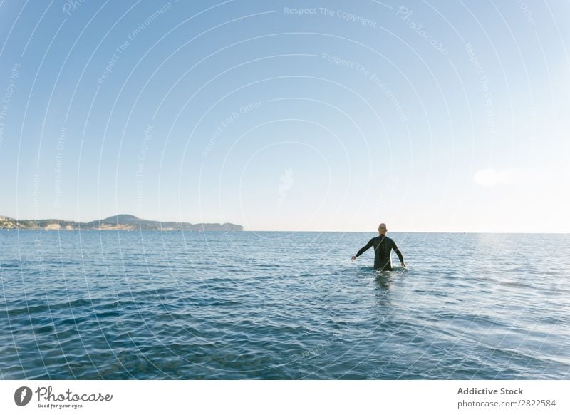 Taucher beim Betreten des Meeres Mann Neoprenanzug Ferien & Urlaub & Reisen Erholung Wasser Schwimmsport Aktion Sport Strand Geplätscher Freiheit Abenteuer