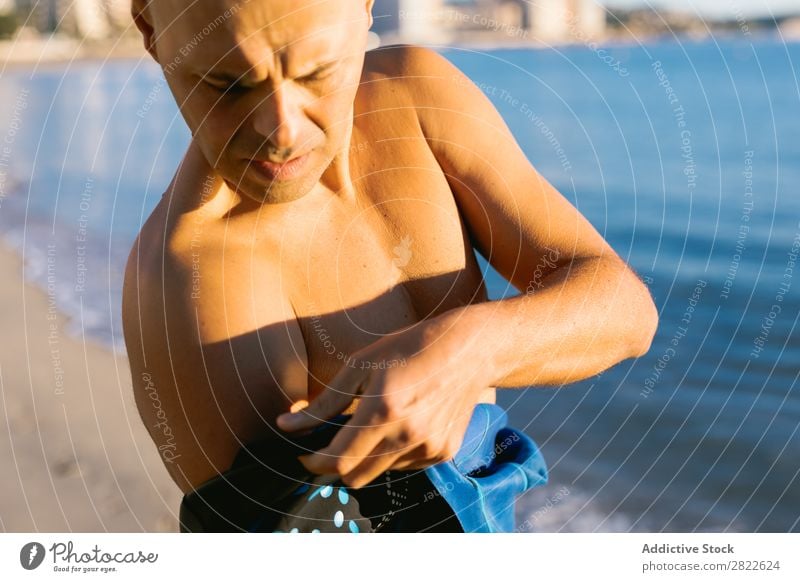 Mann im Neoprenanzug Taucher anhaben Dressing Meer Küste Abenteuer Ferien & Urlaub & Reisen Sport Schwimmsportler Sportler tauchen Strand Sommer Wasser Natur