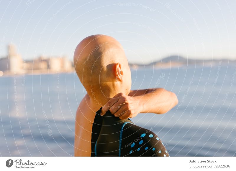 Mann im Neoprenanzug Taucher anhaben Dressing Meer Küste Abenteuer Ferien & Urlaub & Reisen Sport Schwimmsportler Sportler tauchen Strand Sommer Wasser Natur