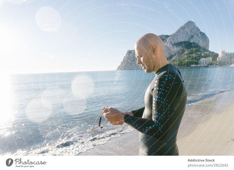 Taucher im Neoprenanzug am Strand stehend Mann Meer Ferien & Urlaub & Reisen Natur Abenteuer Sonnenbad Freizeit & Hobby Beautyfotografie Erholung Aktion