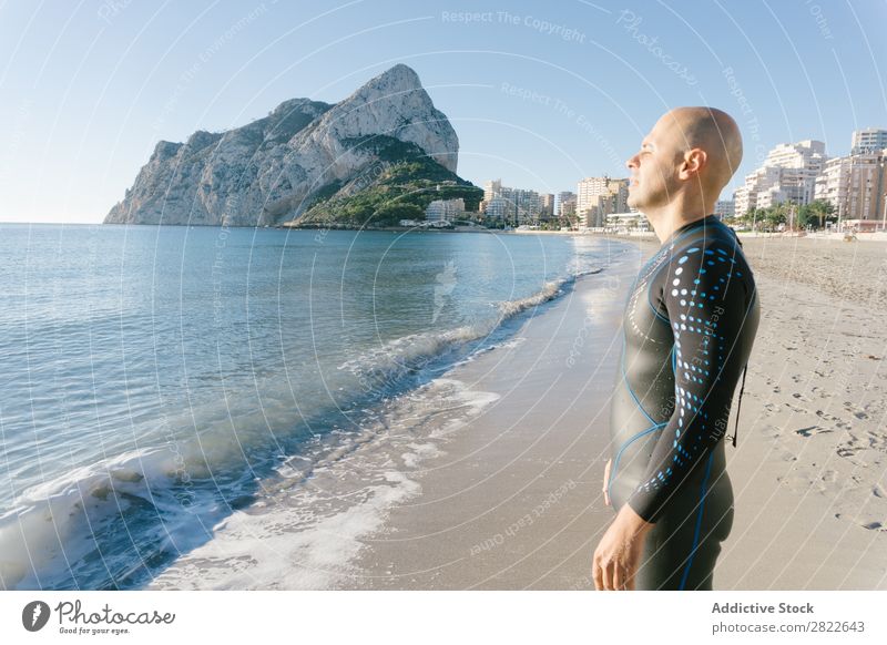 Taucher im Neoprenanzug am Strand stehend Mann Meer Ferien & Urlaub & Reisen Natur Abenteuer Sonnenbad Freizeit & Hobby Beautyfotografie Erholung Aktion