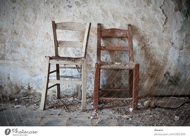 Sitzgelegenheit | for two senior women instead of a bench Mauer Wand Bodenbelag Stuhl Stuhllehne Stuhlgruppe Stuhlbein alt Senior Verfall Vergänglichkeit