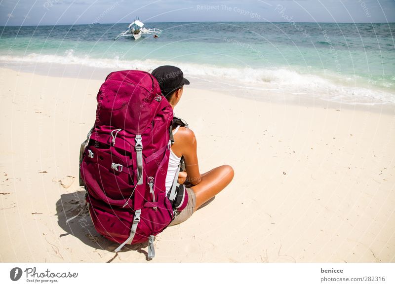 Backpacker Frau Mensch Strand sitzen Ganzkörperaufnahme Erholung Sand Sandstrand Ferne Abenteuer Rucksack Rucksacktourismus Asien Ferien & Urlaub & Reisen