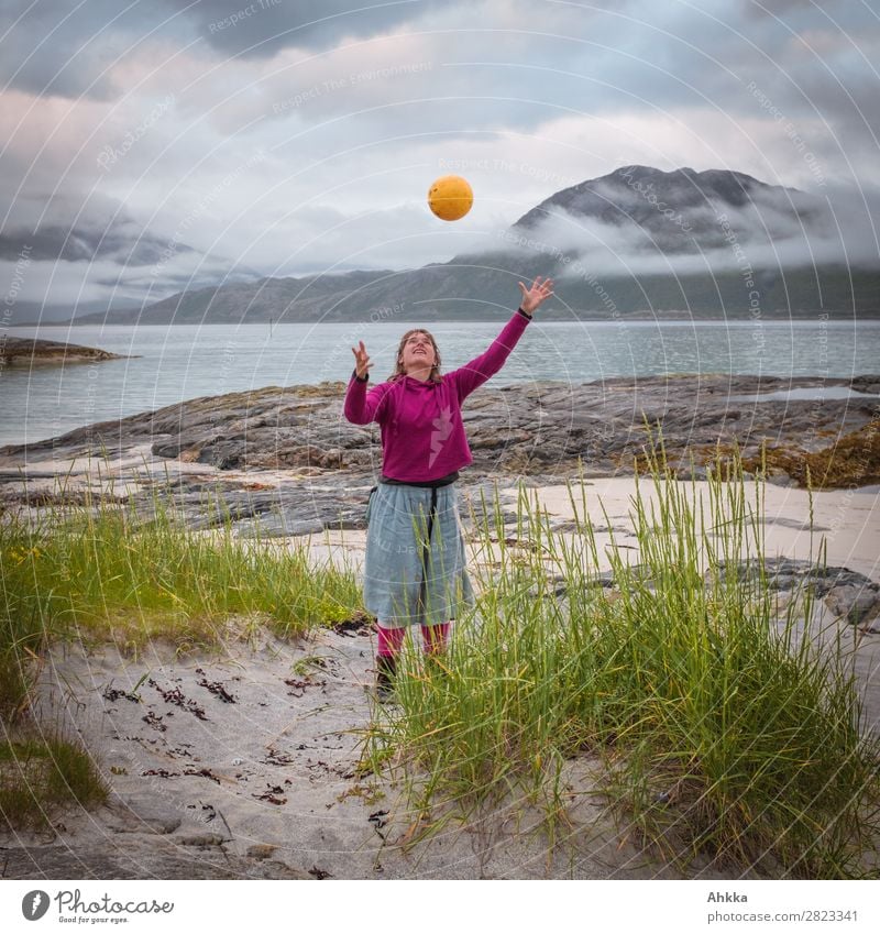 Leichtigkeit und Lebensfreude in Skandinavien Spielen Ferien & Urlaub & Reisen Ausflug Abenteuer Junge Frau Jugendliche Natur Wolken Gipfel Küste Strand Meer