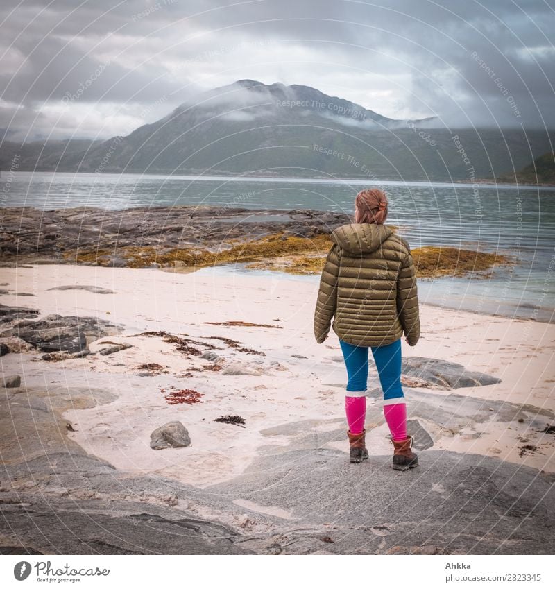 Sehnsuchtsort Norden Ferien & Urlaub & Reisen Ferne Freiheit Strand Meer Insel Junge Frau Jugendliche Natur Urelemente schlechtes Wetter Regen Polarmeer