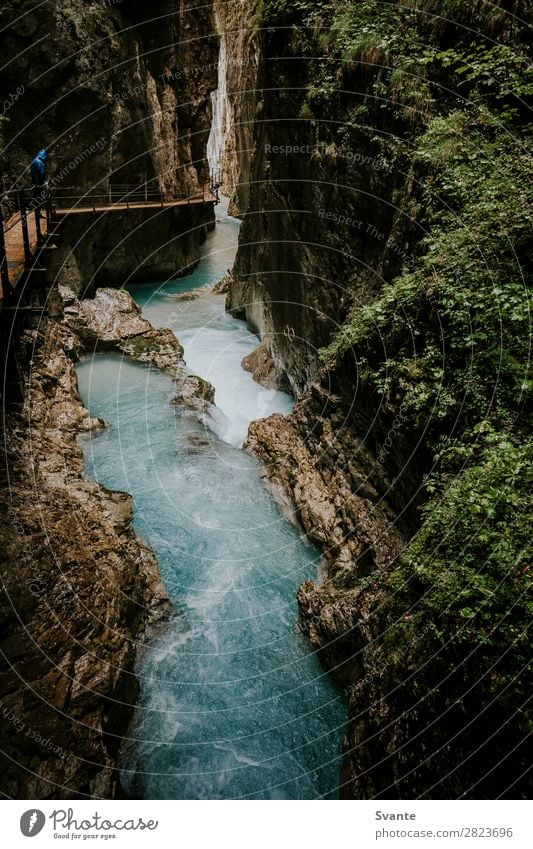 Eiskalter Fluss in den Alpen Lifestyle Ferien & Urlaub & Reisen Ausflug Abenteuer Berge u. Gebirge wandern Mensch Umwelt Landschaft Urelemente Wasser Mittenwald