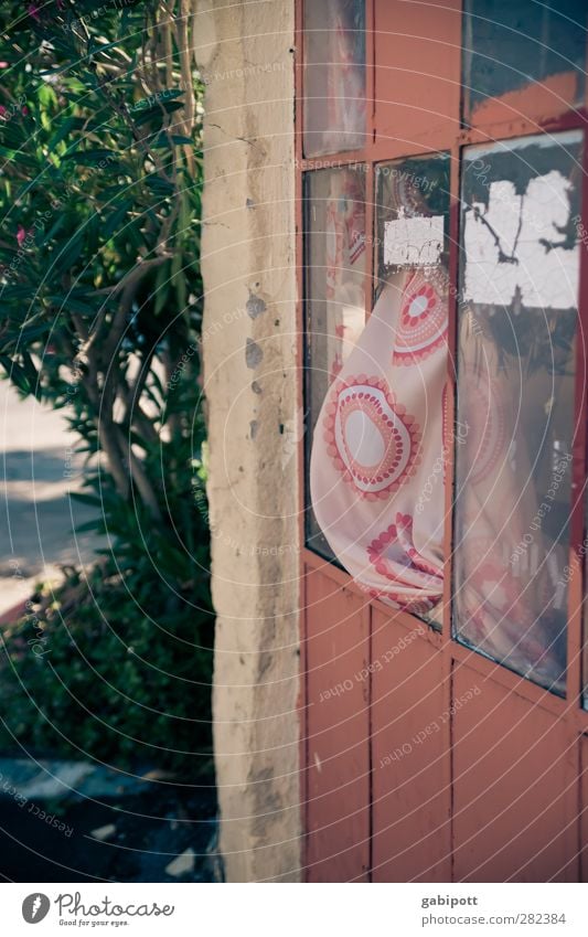 ohne titel Kreta Dorf Menschenleer Haus Gebäude Mauer Wand Fassade Fenster Tür kaputt trashig braun rot Verfall Vergänglichkeit Reichtum Häusliches Leben Zeit