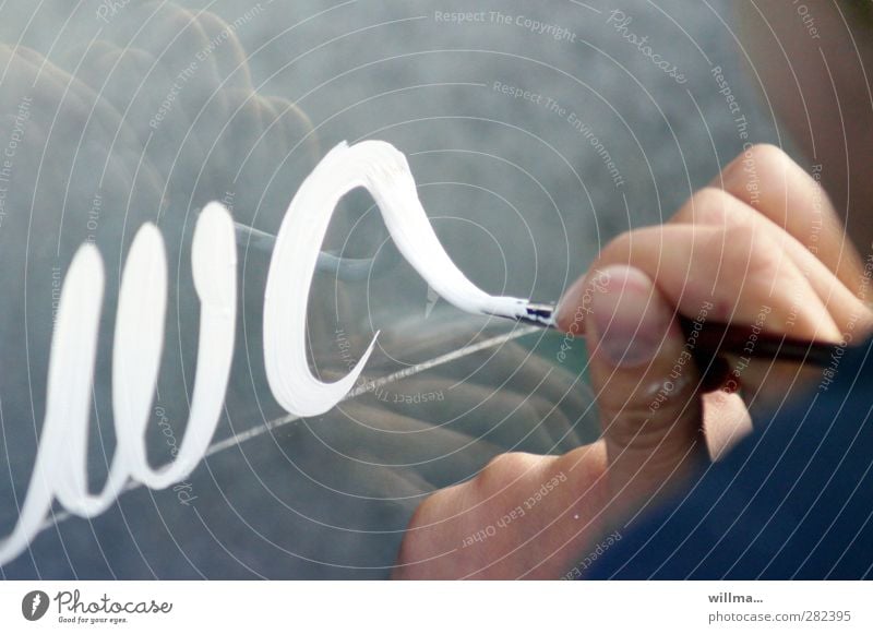 Zeichen setzen. Mit Pinsel und weißer Farbe an Glasscheibe schreiben. Buchstaben Handschrift Finger handschriftlich Kalligraphie Schönschrift Pinselstrich