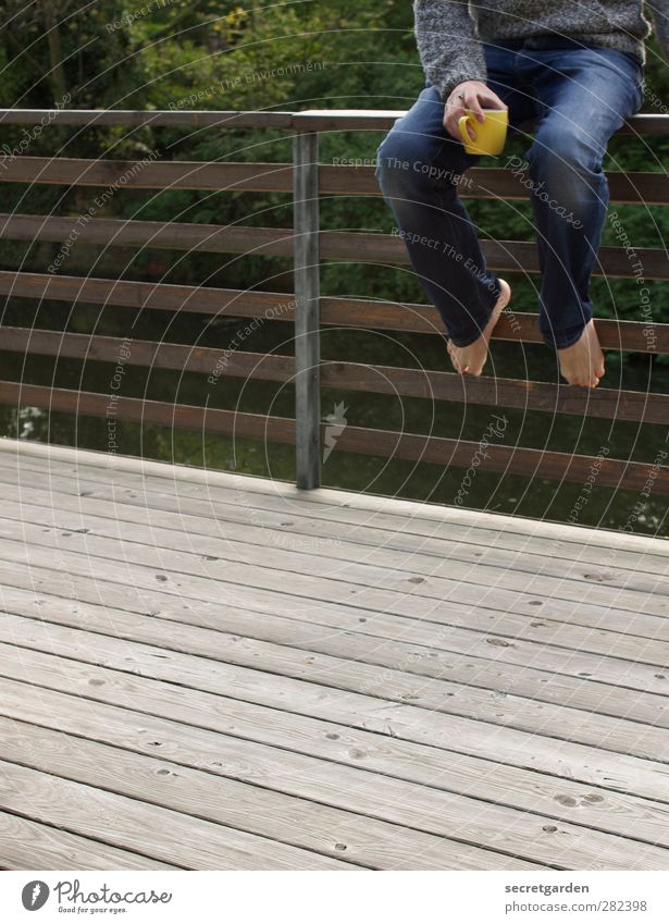 Sitzgelegenheit | mit Kaffee Sommer Baum Sträucher Balkon Terrasse Holz blau braun grün Barfuß sitzen Geländer Holzfußboden Holzstruktur Tasse Erholung Wärme