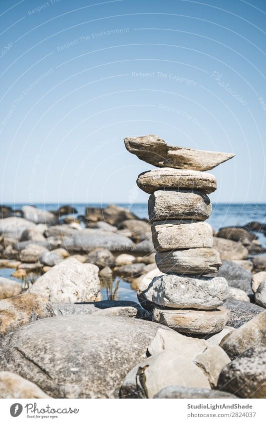 Steinhaufen an einem felsigen Strand schön Sommer Meer Insel Mensch Natur Landschaft Himmel Felsen Küste Ostsee Gebäude Souvenir maritim natürlich blau grau