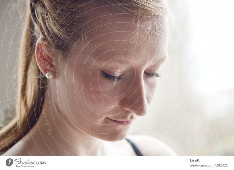 nach rechts unten schauen feminin Junge Frau Jugendliche Leben Kopf Haare & Frisuren Gesicht Ohr Nase Mund Lippen 1 Mensch 18-30 Jahre Erwachsene Ohrringe