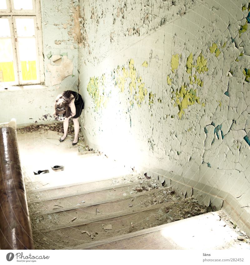 fotoshooting Mensch feminin Junge Frau Jugendliche 1 18-30 Jahre Erwachsene Mauer Wand Treppe Fenster Treppenhaus Treppengeländer Schuhe ästhetisch