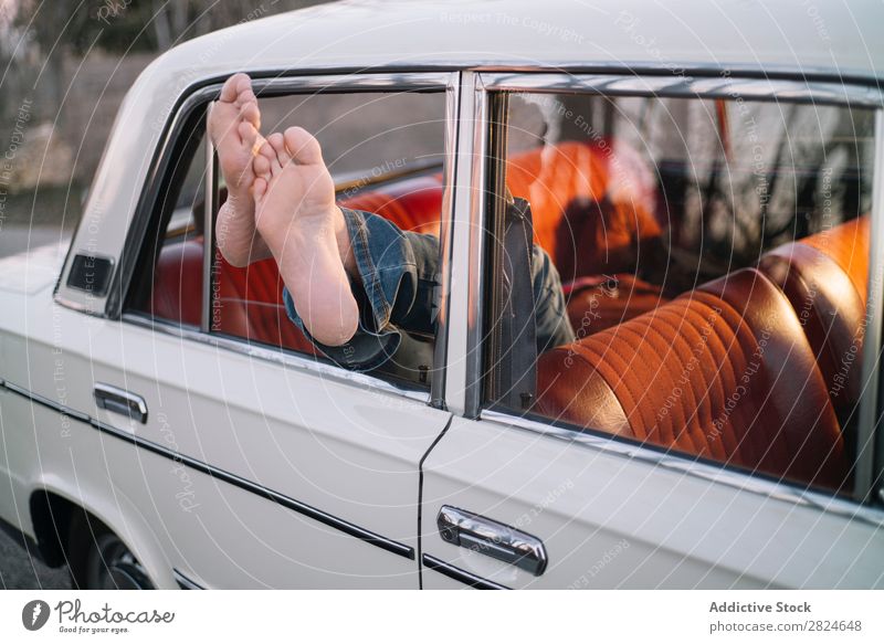 Mann schläft im Oldtimer. PKW altehrwürdig retro schlafen lügen ruhen Erholung Beine Hut weiß Fahrzeug klassisch Erwachsene Ferien & Urlaub & Reisen Mensch