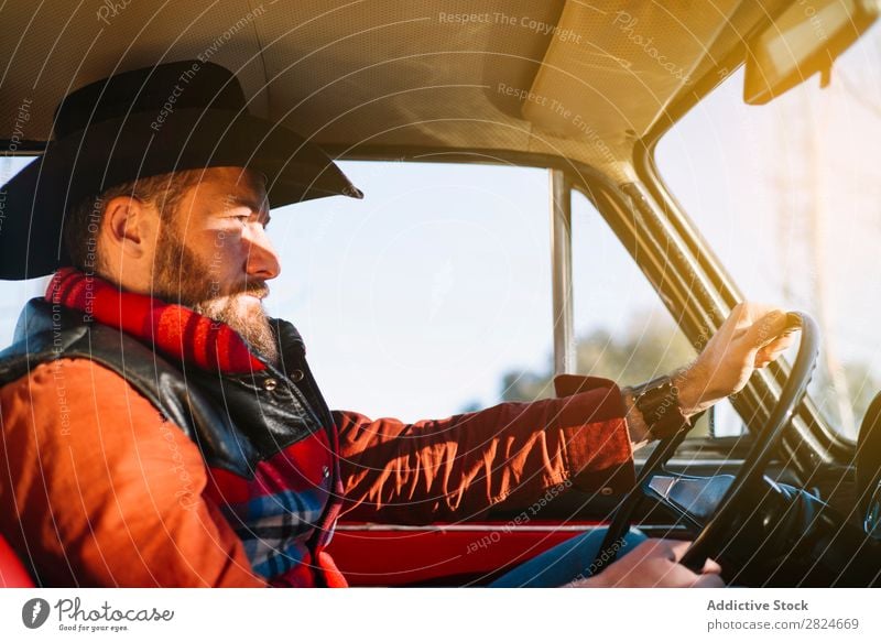 Mann fährt Oldtimer PKW altehrwürdig retro weiß Fahrzeug klassisch Erwachsene Ferien & Urlaub & Reisen Mensch Verkehr Laufwerk elegant Antiquität Nostalgie