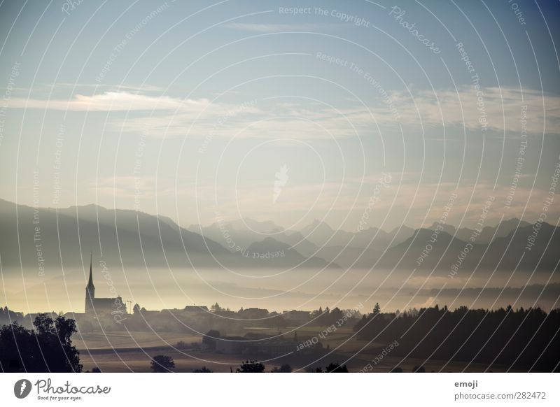 CH Umwelt Natur Landschaft Himmel Herbst Klimawandel Nebel Alpen Berge u. Gebirge Dorf Haus Kirche historisch kalt Schweiz Farbfoto Außenaufnahme Luftaufnahme