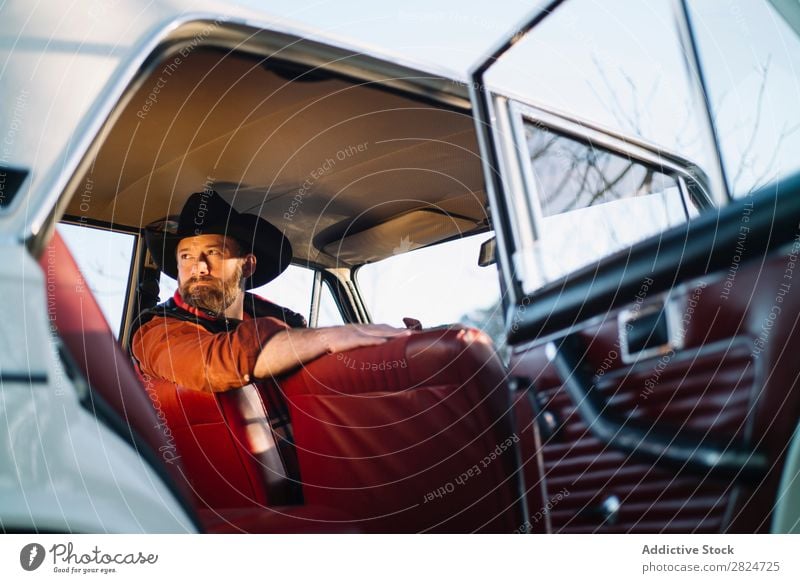 Mann fährt Oldtimer PKW altehrwürdig retro weiß Fahrzeug klassisch Erwachsene Ferien & Urlaub & Reisen Mensch Verkehr Laufwerk elegant Antiquität Nostalgie