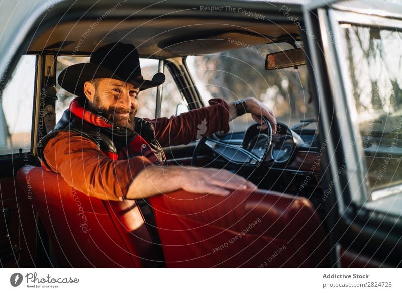 Mann fährt Oldtimer PKW altehrwürdig retro weiß Fahrzeug klassisch Erwachsene Ferien & Urlaub & Reisen Mensch Verkehr Laufwerk elegant Antiquität Nostalgie