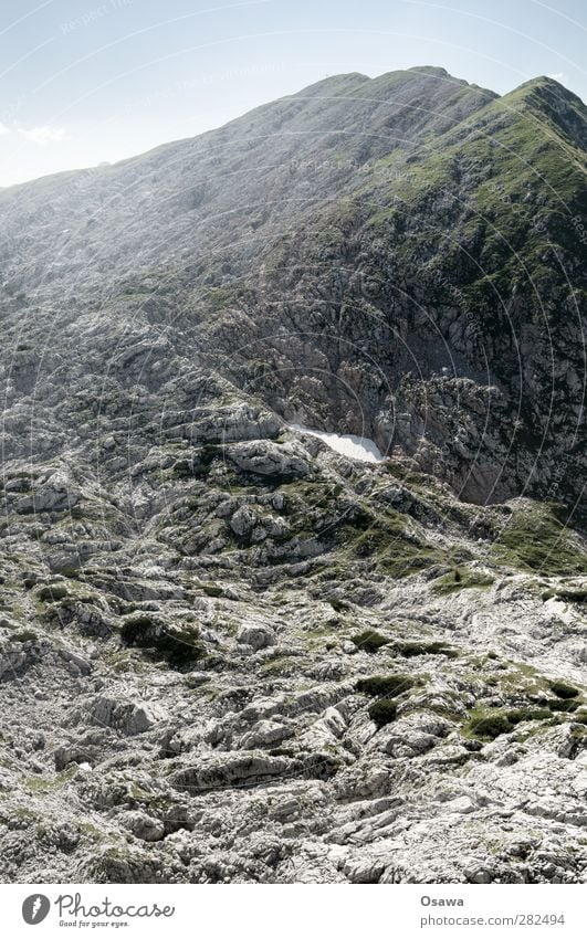 Fels Sport Umwelt Natur Landschaft Urelemente Hügel Felsen Alpen Berge u. Gebirge Kleine Reibe Bewegung Bergsteigen wandern steinig Stein Massiv Bergmassiv grau