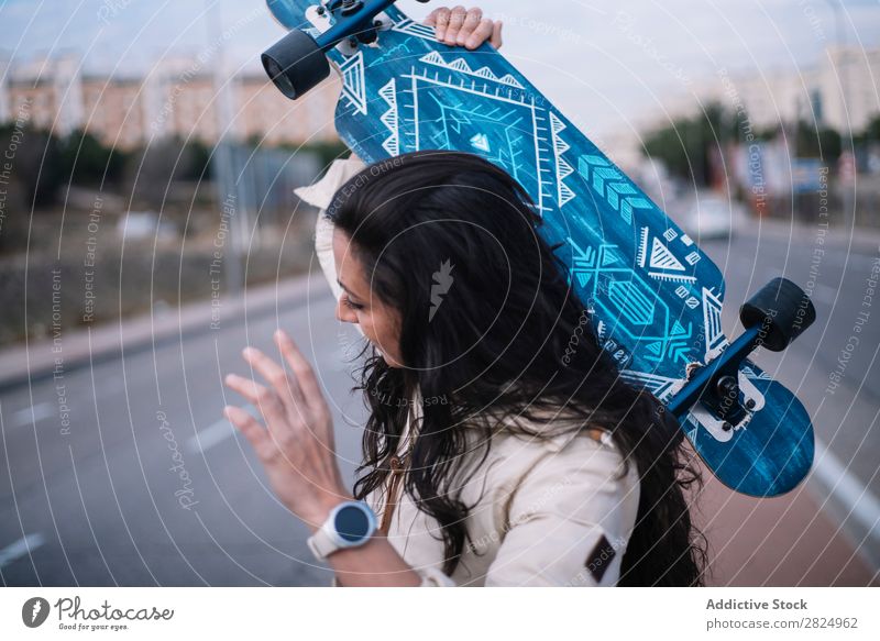 Brünettes Mädchen mit Longboard auf der Straße Kaukasier Stadt Holzplatte Coolness trendy Frau 1 Küste Freizeit & Hobby Außenaufnahme Lifestyle Schlittschuhe