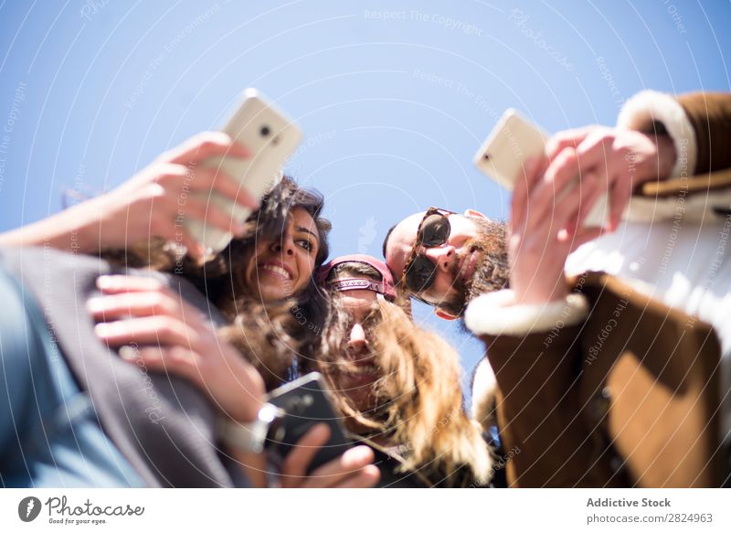 Gruppe von Freunden auf der Straße mit Smartphone Telefon Profil Texten Browsen Video ansehen PDA unsozial Hochgeschwindigkeit Handy 5g kabellos Webseite