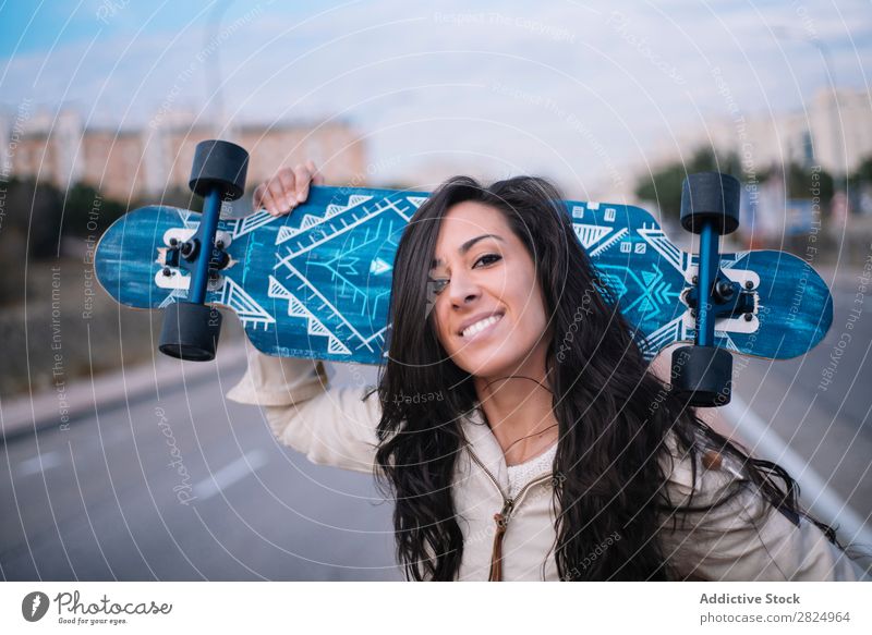 Brünettes Mädchen mit Longboard auf der Straße Kaukasier Stadt Holzplatte Coolness trendy Frau 1 Küste Freizeit & Hobby Außenaufnahme Lifestyle Schlittschuhe