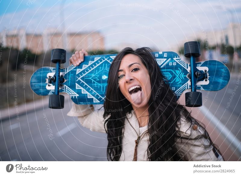 Brünettes Mädchen mit Longboard auf der Straße Kaukasier Stadt Holzplatte Coolness trendy Frau 1 Küste Freizeit & Hobby Außenaufnahme Lifestyle Schlittschuhe