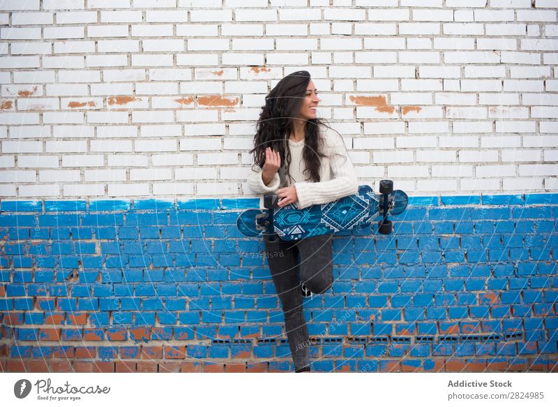 Brünettes Mädchen mit Longboard auf der Straße Kaukasier Stadt Holzplatte Coolness trendy Frau 1 Küste Freizeit & Hobby Außenaufnahme Lifestyle Schlittschuhe