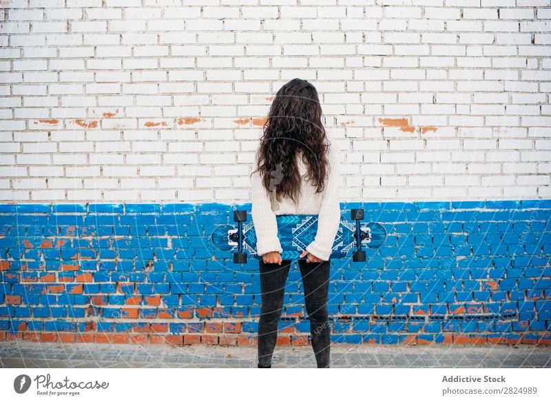 Brünettes Mädchen mit Longboard auf der Straße Kaukasier Stadt Holzplatte Coolness trendy Frau 1 Küste Freizeit & Hobby Außenaufnahme Lifestyle Schlittschuhe