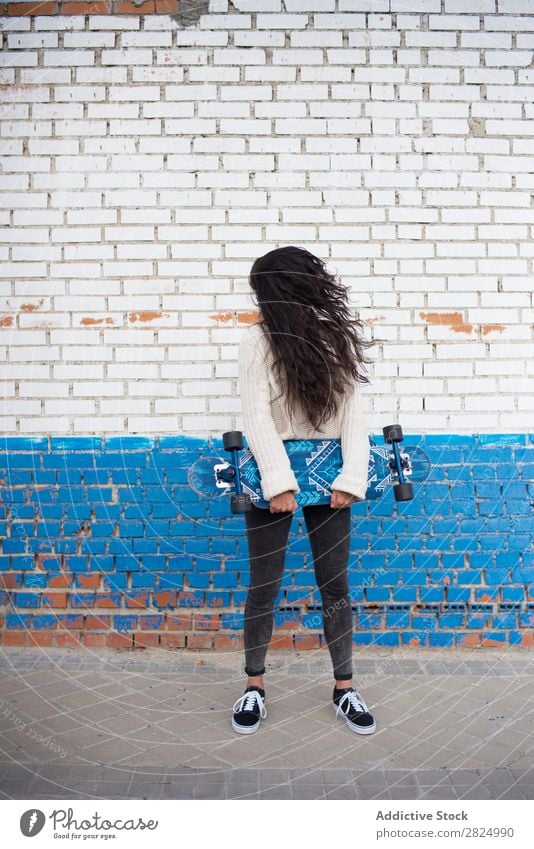 Brünettes Mädchen mit Longboard auf der Straße Kaukasier Stadt Holzplatte Coolness trendy Frau 1 Küste Freizeit & Hobby Außenaufnahme Lifestyle Schlittschuhe