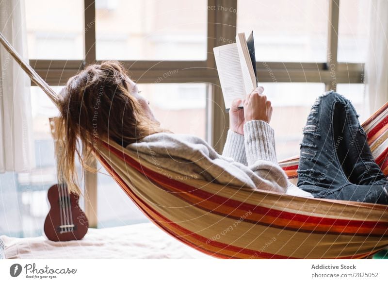 Frau in der Hängematte entspannt mit Buch heimwärts Erholung lügen lesen Literatur Lifestyle schön Raum Mensch lässig Erwachsene Haus Beautyfotografie bequem