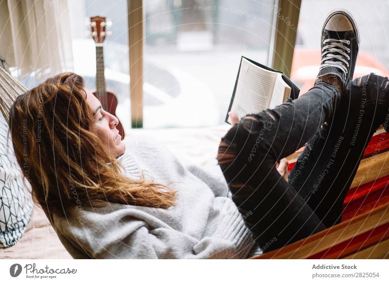 Frau in der Hängematte entspannt mit Buch heimwärts Erholung lügen lesen Literatur Lifestyle schön Raum Mensch lässig Erwachsene Haus Beautyfotografie bequem