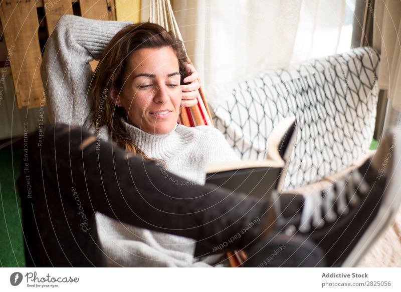 Frau in der Hängematte entspannt mit Buch heimwärts Erholung lügen lesen Literatur Lifestyle schön Raum Mensch lässig Erwachsene Haus Beautyfotografie bequem