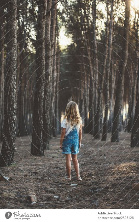 Glückliches Kind beim Laufen im Wald Mädchen Fröhlichkeit Aktion rennen Freiheit Grimassen schneiden Zunge zeigen Unbekümmertheit in Bewegung Freizeit & Hobby