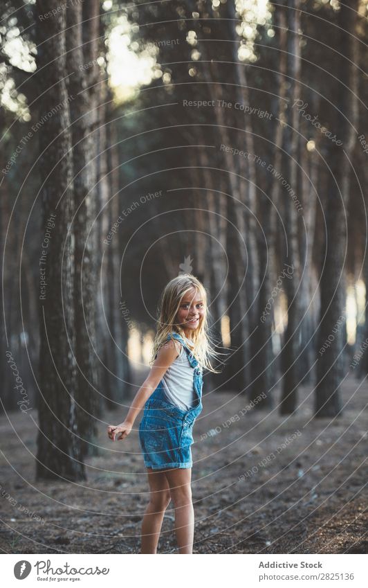 Glückliches Kind beim Laufen im Wald Mädchen Fröhlichkeit Aktion rennen Freiheit Grimassen schneiden Zunge zeigen Unbekümmertheit in Bewegung Freizeit & Hobby