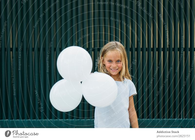 Charmantes Mädchen mit weißen Luftballons Ballons Straße Ausdruck Körperhaltung Feste & Feiern Erholung Fröhlichkeit Sommer spielerisch Ferien & Urlaub & Reisen