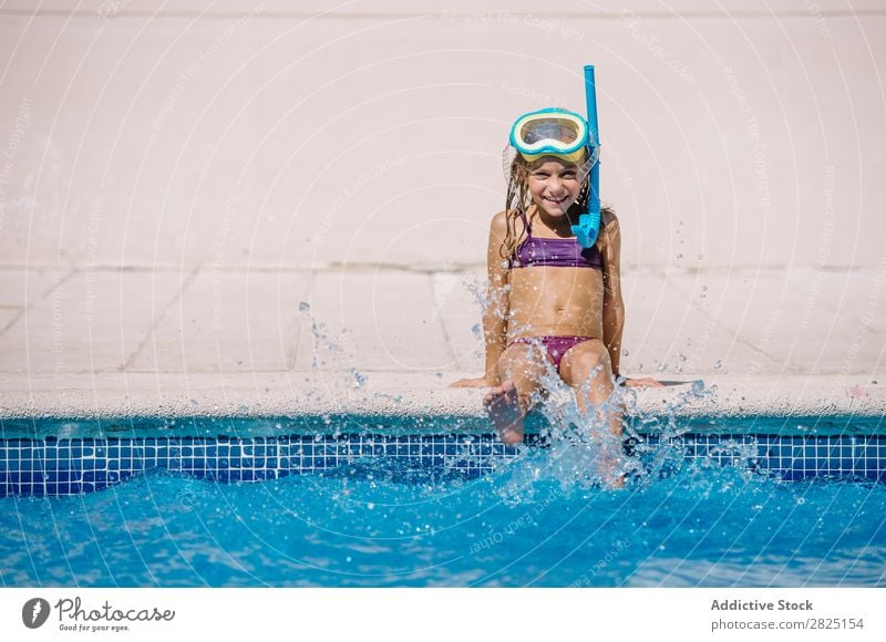 Kind spielt im Pool Beckenrand Geplätscher Spielen Spaß haben Ferien & Urlaub & Reisen Sommer heiter Wasser Freizeit & Hobby Freude Spritzer spielerisch Aktion