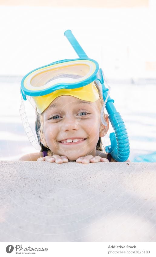 Kind in Schnorchelmaske, das am Pool posiert. Schwimmbad Maske Erholung Ferien & Urlaub & Reisen Körperhaltung Menschliches Gesicht Freizeit & Hobby tauchen