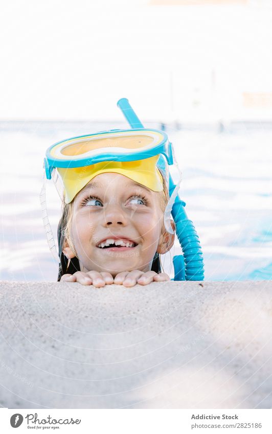 Kind in Schnorchelmaske, das am Pool posiert. Schwimmbad Maske Erholung Ferien & Urlaub & Reisen Körperhaltung Menschliches Gesicht Freizeit & Hobby tauchen