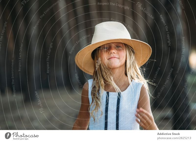 Lächelndes Kind mit Hut draußen heiter spielerisch Porträt Fröhlichkeit Körperhaltung Stil selbstbewußt Cowboy lachen Mädchen reizvoll Sommer Unbekümmertheit