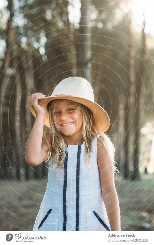 Charmantes Mädchen, das mit Hut posiert. Sommer Stil Natur spielerisch Kind reizvoll Kindheit Körperhaltung Abenteuer trendy heiter Halt Kokette Landschaft